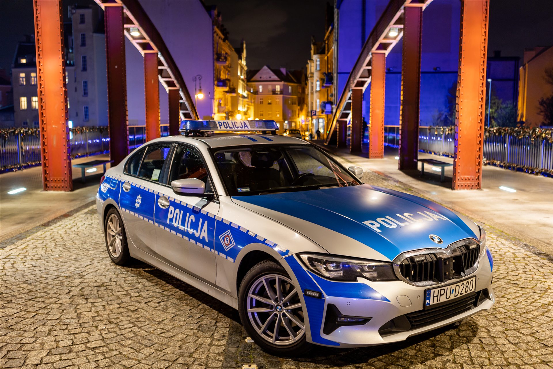 Radiowóz Policji na moście